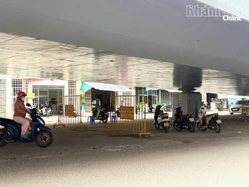 Cơ quan chức năng đã cấm các phương tiện đậu trong gầm cầu để đơn vị thi công thực hiện thi công