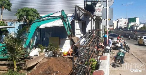 Đơn vị thi công triển khai xử lý cống thoát nước tại vị trí cầu Chợ Mới sáng 26-8.