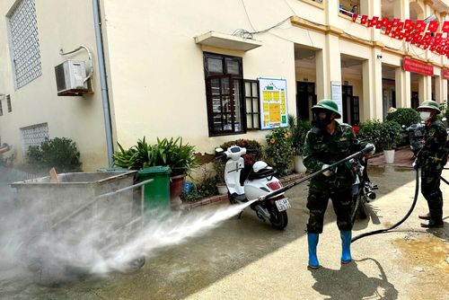 Lực lượng phòng hóa Quân khu I phun hóa chất khử khuẩn tại Trường Tiểu học Na Sầm