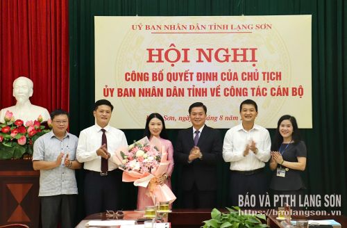 Các đại biểu tặng hoa chúc mừng tân Giám đốc Sở Ngoại vụ