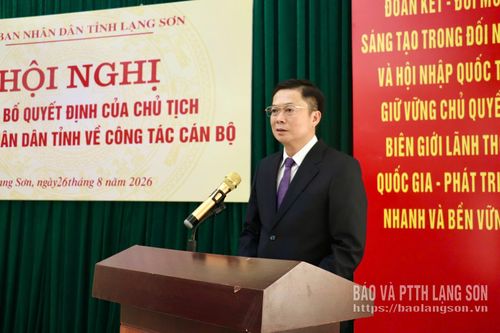 Đồng chí Đinh Hữu Học, Uỷ viên Ban Thường vụ Tỉnh ủy, Phó Chủ tịch Thường trực UBND tỉnh phát biểu tại hội nghị