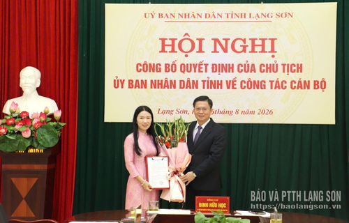Đồng chí Đinh Hữu Học, Uỷ viên Ban Thường vụ Tỉnh ủy, Phó Chủ tịch Thường trực UBND tỉnh trao quyết định và tặng hoa chúc mừng đồng chí tân Giám đốc Sở Ngoại vụ