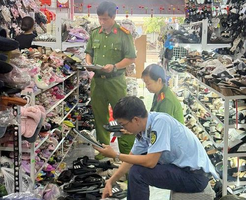 Đội Quản lý thị trường số 9 phối hợp với Công an phường Phú Thủy kiểm tra hàng hóa