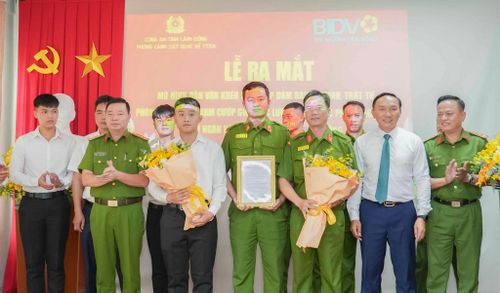 Đại diện Công an tỉnh và BIDV Chi nhánh Lâm Đồng tại lễ ra mắt mô hình. Ảnh Lê Tiến