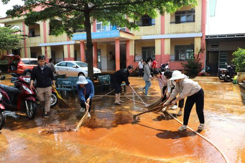 Các thầy, cô giáo vệ sinh sân Trường THCS Lê Quý Đôn