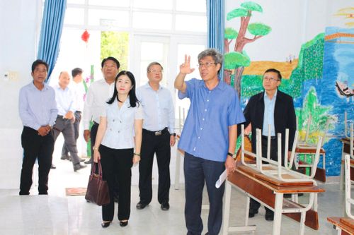 Phó Chủ tịch UBND tỉnh Nguyễn Minh kiểm tra công tác chuẩn bị năm học mới tại các cơ sở giáo dục xã Hòa Thắng