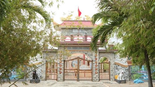 Cổng Đình thần Long Hương. Ảnh: Ngọc Bảo