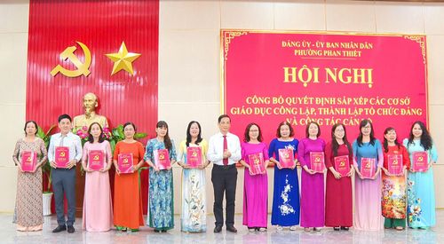 Bí thư Đảng ủy phường Phan Thiết Võ Thanh Bình trao các quyết định về thành lập tổ chức đảng và công tác cán bộ