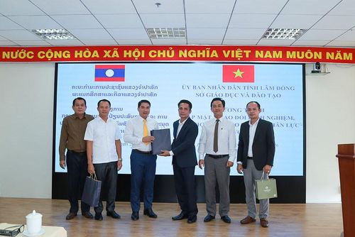 Sở Giáo dục và Thể thao Champasak tặng quà lưu niệm cho Sở GD&ĐT Lâm Đồng