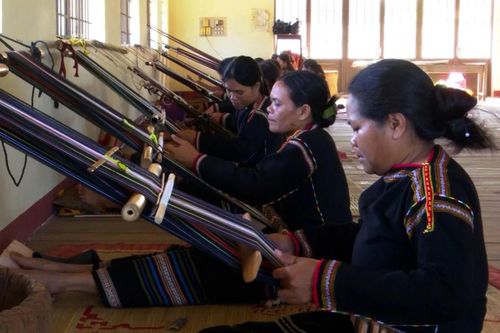 Phụ nữ Ê đê dệt thổ cẩm trong nhà dài