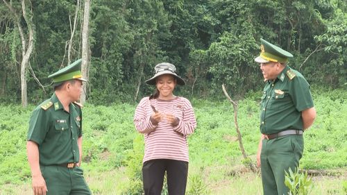 Cán bộ địa bàn thuộc Đồn Biên phòng Đắk Dang thường xuyên hỏi thăm về cây, con giống của các hộ dân được đơn vị hỗ trợ sinh kế