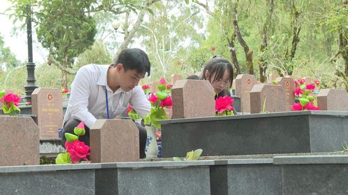 Đoàn viên, thanh niên Đoàn Các cơ quan Đảng tỉnh dọn cỏ, vệ sinh khu vực các phần mộ liệt sĩ