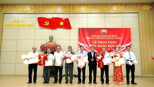 Đảng ủy phường Nam Gia Nghĩa trao Huy hiệu Đảng 30 năm và 35 năm tuổi Đảng