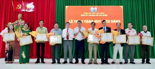 Trao Huy hiệu Đảng cho các đảng viên 35 tuổi Đảng phường Bắc Gia Nghĩa