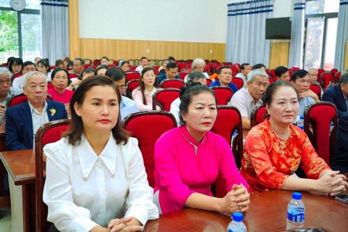 Các đại biểu tham dự buổi lễ trao tặng Huy hiệu Đảng tại phường Nam Gia Nghĩa (Ảnh: Nguyễn Hoài)