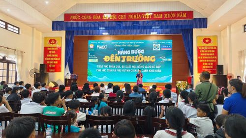 Đông đảo các em học sinh tham dự chương trình