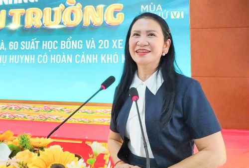 Bà Tôn Thị Ngọc Hạnh, Chủ tịch Hội Khuyến học tỉnh Lâm Đồng phát biểu tri ân các đơn vị tài trợ và nhà hảo tâm