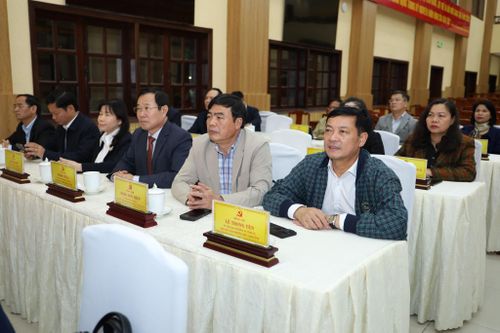 Các đồng chí trong Ban Thường vụ Tỉnh ủy dự hội nghị