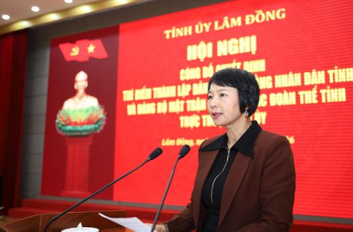 Đồng chí Phạm Thị Phúc, Phó Bí thư Tỉnh ủy, Bí thư Đảng ủy Mặt trận Tổ quốc, các đoàn thể tỉnh, Chủ tịch Ủy ban MTTQ Việt Nam tỉnh phát biểu nhận nhiệm vụ