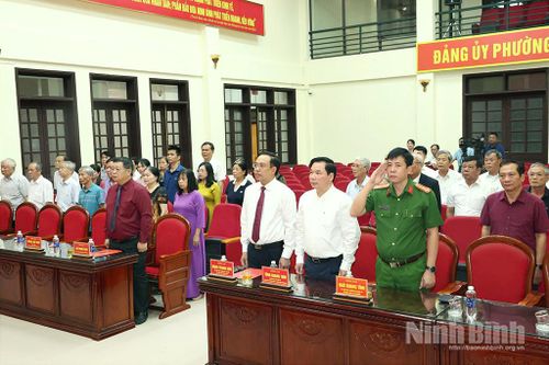 Các đại biểu thực hiện nghi lễ chào cờ.