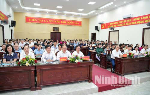 Các đại biểu dự hội nghị.