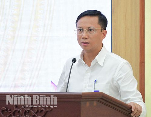 Đồng chí Bùi Văn Khiết, Phó Giám đốc Sở giáo dục và Đào tạo phát biểu tại hội nghị.