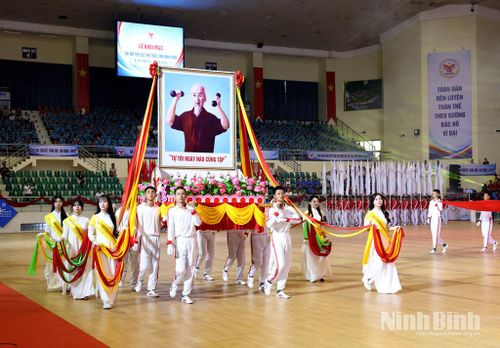 Rước kiệu chân dung Chủ tịch Hồ Chí Minh tại Lễ khai mạc.