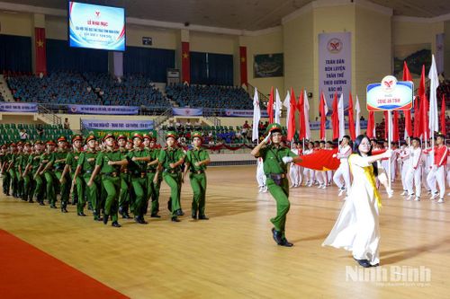 Khối Công an tỉnh diễu hành biểu dương lực lượng tại Lễ khai mạc.