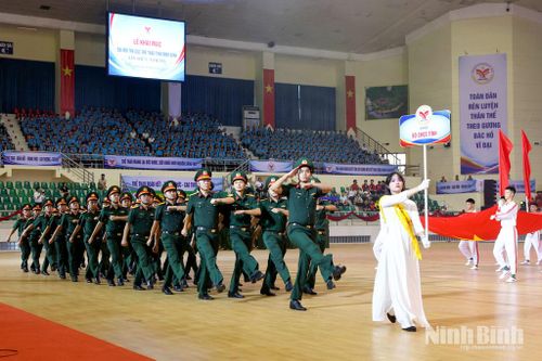 Khối Bộ Chỉ huy Quân sự tỉnh diễu hành biểu dương lực lượng tại Lễ khai mạc.