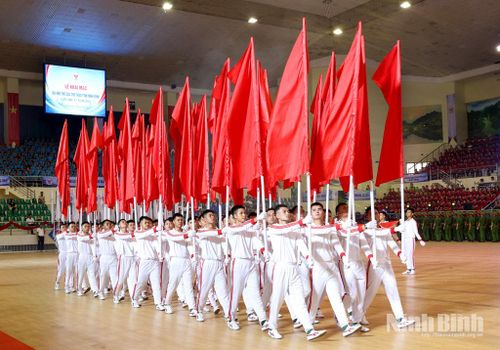 Khối hồng kỳ diễu hành tại Lễ khai mạc.