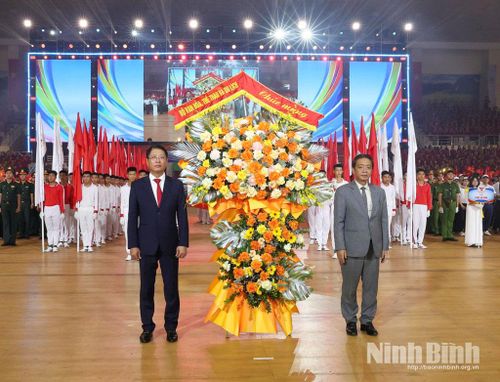 Đồng chí Hoàng Đạo Cương, Thứ trưởng Bộ Văn hóa, Thể thao tặng hoa chúc mừng Đại hội.