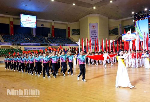 Khối Cụm thi đua các Phường số 2 diễu hành biểu dương lực lượng tại Lễ khai mạc.