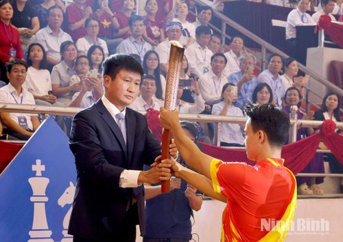 Đồng chí Trần Huy Tuấn, Ủy viên Trung ương Đảng, Bí thư Tỉnh ủy nhận ngọn đuốc từ VĐV tiêu biểu Phạm Minh Quân, châm Đài đuốc Đại hội.