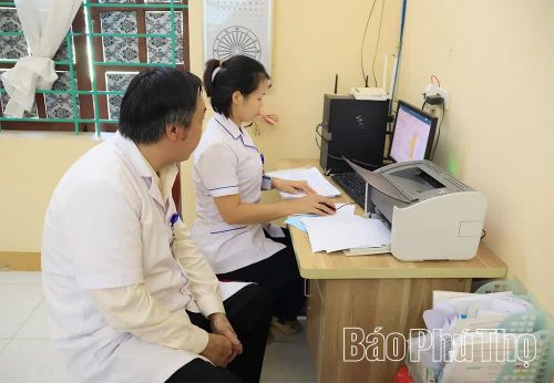 Cán bộ, nhân viên Trạm Y tế xã Võ Miếu hiện phải kiêm nhiệm nhiều công việc để bảo đảm duy trì hoạt động chăm sóc sức khỏe cho Nhân dân.