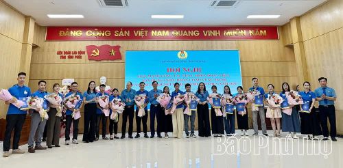 Công đoàn Các KCN tỉnh trao quyết định thành lập công đoàn cơ sở cho các đơn vị.