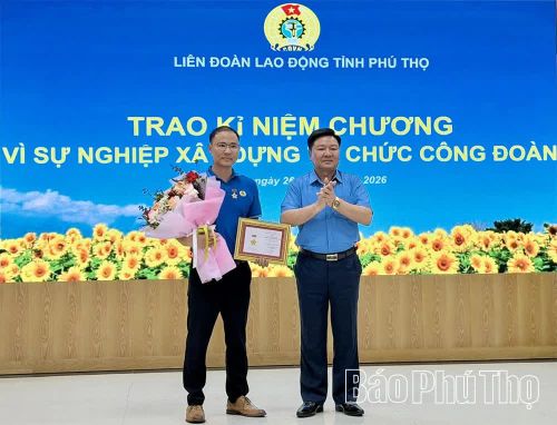 Lãnh đạo Liên đoàn Lao động tỉnh trao Kỷ niệm chương "Vì sự nghiệp xây dựng tổ chức Công đoàn” cho Chủ tịch Công đoàn cơ sở Công ty Partron Vina.