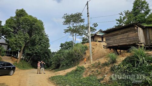 Nhờ sự vận động của ông Hồ Văn Pua, nhiều hộ dân đã tình nguyện hiến đất, hiến cây để kéo đường điện về bản - Ảnh: L.A