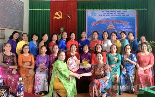 Sinh hoạt định kỳ Câu lạc bộ “Chăm sóc và hỗ trợ phụ nữ là người cao tuổi” góp phần thắt chặt tình đoàn kết ở tổ dân phố 10, phường Nam Đông Hà - Ảnh: P.V