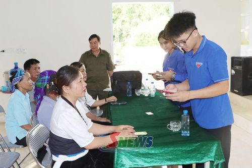 ĐVTN xã Tường Hạ tuyên truyền, hướng dẫn người dân cài đặt ứng dụng VNeID mức độ 2.