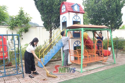 Giáo viên Trường Mầm non Púng Bánh chuẩn bị cơ sở vật chất đón học sinh tựu trường.