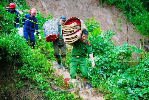Lực lượng Công an tỉnh Sơn La hỗ trợ nhân dân xã Muổi Nọi di chuyển tài sản đến nơi an toàn.