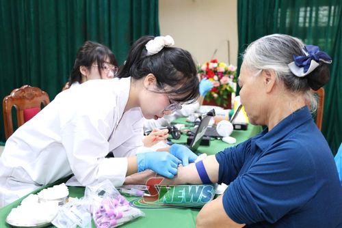 Thu nhận mẫu ADN cho thân nhân liệt sĩ.
