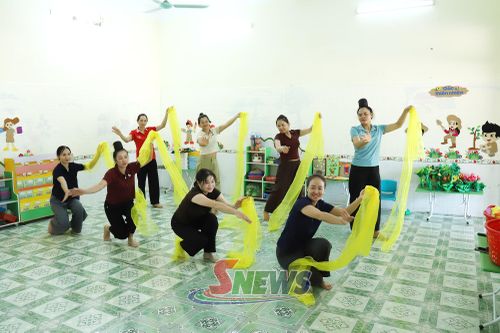 Giáo viên Trường Mầm non Tuổi Hoa, xã Mường Lầm luyện tập văn nghệ cho chương trình khai giảng năm học mới 2026-2027.