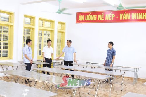 Lãnh đạo xã Mường Lầm kiểm tra việc chuẩn bị năm học mới tại Trường PTDT bán trú TH&THCS Đứa Mòn.