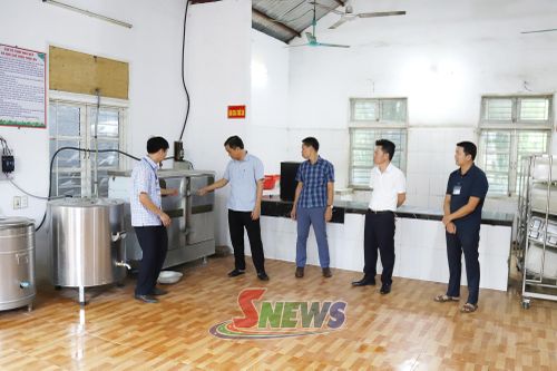 Lãnh đạo xã Mường Lầm kiểm tra khu vực nấu ăn bán trú của Trường PTDT bán trú TH & THCS Đứa Mòn.