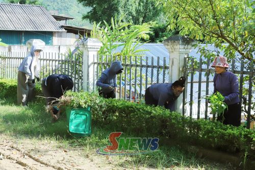 Giáo viên Trường Mầm non Tuổi Hoa, xã Mường Lầm vệ sinh trường học chuẩn bị cho năm học mới.