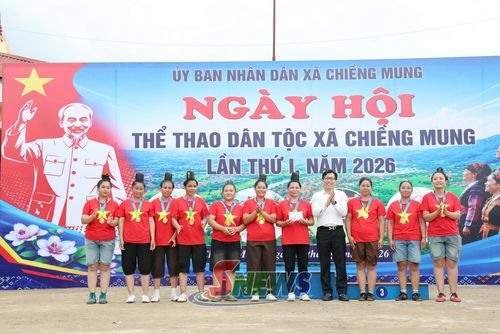 Ban tổ chức trao giải nhất nội dung kéo co nữ.