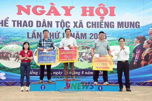 Ban tổ chức trao giải toàn đoàn cho các đội.
