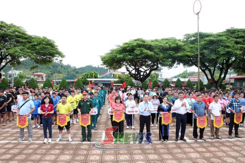 Ban tổ chức trao cờ lưu niệm cho các đoàn vận động viên.