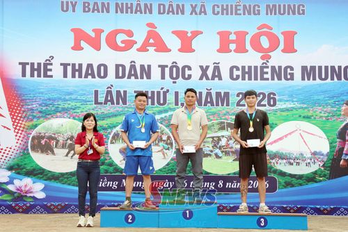 Ban tổ chức trao giải cho các vận động viên nam thi đấu nội dung đẩy gậy nam hạng cân 55 -64 kg.